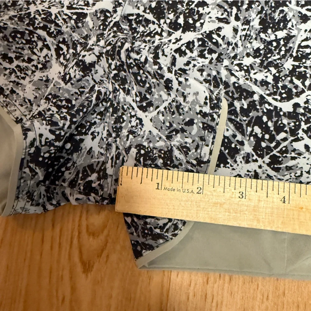 LULULEMON *REVERSIBLE 3" Paint Splash Ice Grey
Multi/Riverstone SHORTS - Picture 5 of 6